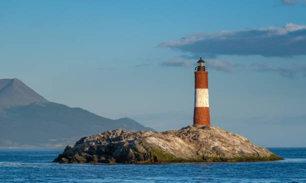 les eclaireurs lighthouse (os escoteiros) um farol na ilha mais nordestina do canal beagle, perto de ushuaia, tierra del fuego, argentina. - boat horn - fotografias e filmes do acervo