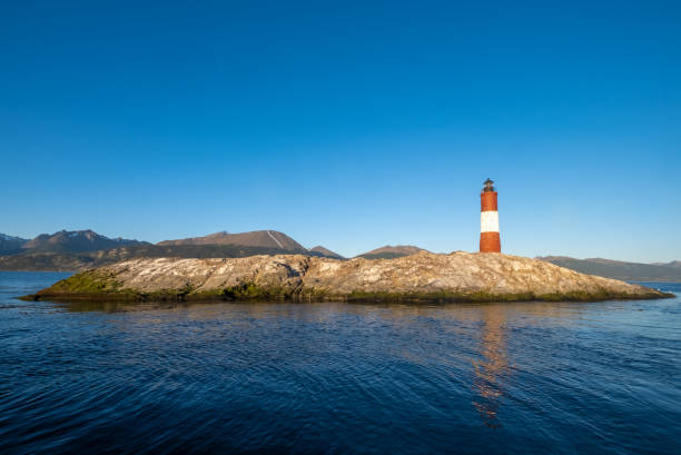 les eclaireurs lighthouse (os escoteiros) um farol na ilha mais nordestina do canal beagle, perto de ushuaia, tierra del fuego, argentina. - boat horn - fotografias e filmes do acervo