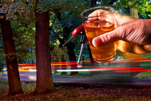 자동차 열쇠와 정령의 유리를 들고 있는 남자 - drunk driving alcohol key law 뉴스 사진 이미지
