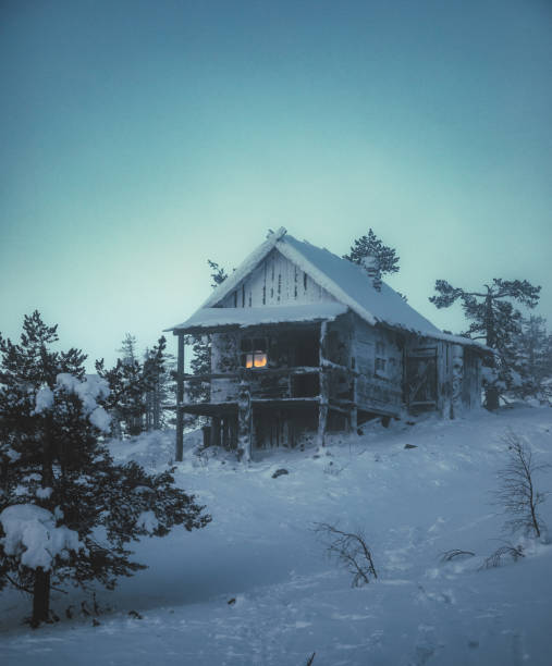 refugio de madera tradicional congelado con nieve en el país de las maravillas de invierno, levi, laponia, finlandia - cabin snow finland lapland fotografías e imágenes de stock