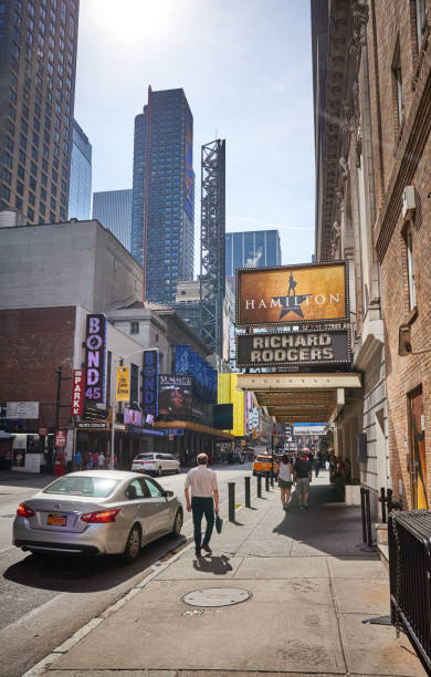 화창한 날에 로저스 극장과 해밀턴 뮤지컬 윤곽이있는 바쁜 웨스트 46 번가. - broadway urban road theater marquee advertisement 뉴스 사진 이미지