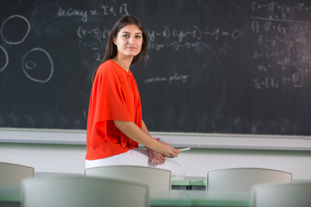 jolie, jeune étudiant d'université écrivant sur le tableau - professeur duniversité photos et images de collection