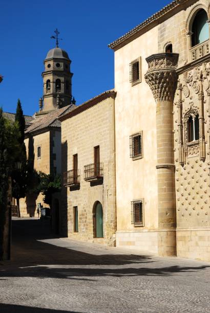 後方に大聖堂の鐘楼とジャバルキント宮殿の眺め, バエザ, スペイン. - jabalquinto ストックフォトと画像