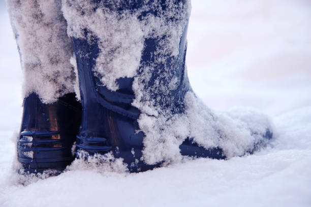 wellies bleus dans l'angle bas de neige - apres ski winter hiking ski photos et images de collection