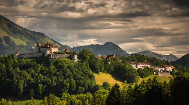 a vila medieval de gruyeres - fribourg canton - fotografias e filmes do acervo