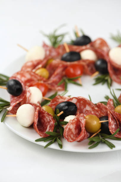 wieniec bożonarodzeniowy - antipasto. kanapki salami z oliwkami, mozzarella dla dzieci. - salami sausage portion decoration zdjęcia i obrazy z banku zdjęć