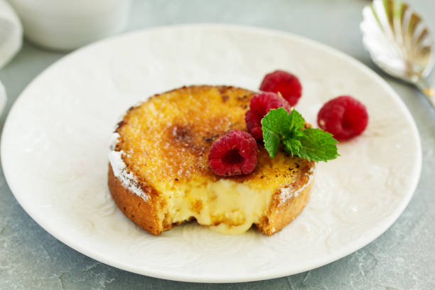 tart with ginger creme brulee. selective focus - creme brulee tart custard dessert imagens e fotografias de stock