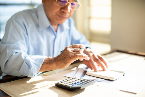 istock He's serious when it comes to managing her finances 1202486705