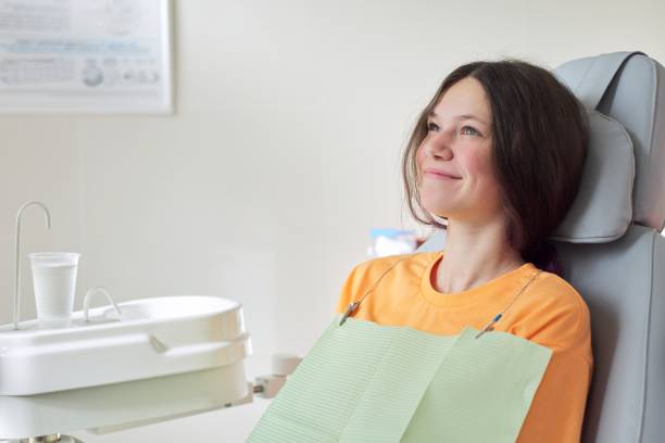jeune fille traitant des dents, adolescent féminin s'asseyant dans la présidence de dentistes - dentist teenager dental hygiene sitting photos et images de collection