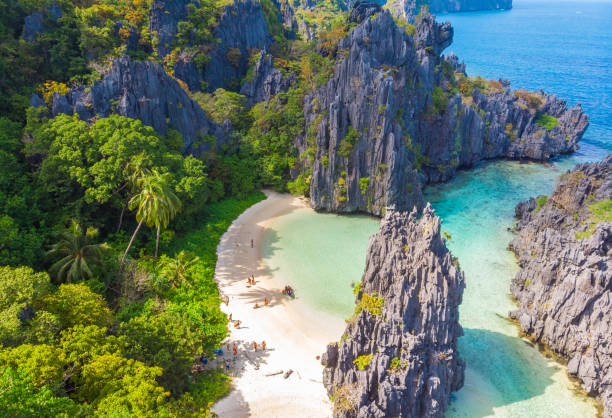 vue aérienne de la plage cachée dans l'île de matinloc, el nido, palawan, philippines - itinéraire de tour c - lagon de paradis et plage dans le paysage tropical - palawan photos et images de collection