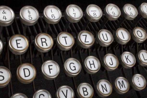 vieja máquina de escribir kevpad 2 - typewriter typebar alphabet retro revival fotografías e imágenes de stock