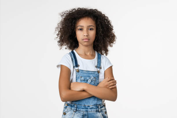 portret van boos preteen afrikaans amerikaans meisje op witte achtergrond - meisjes stockfoto's en -beelden