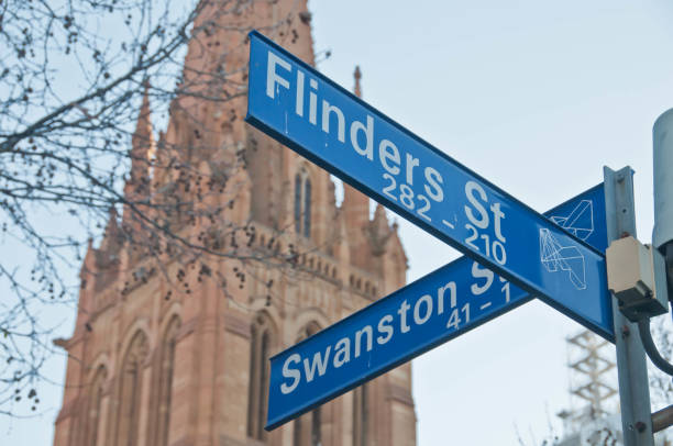 cartelli stradali di flinders st e swanston st nella cattedrale di melbourne - victoria state melbourne australia church foto e immagini stock