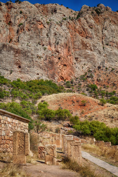 アルメニアのノラヴァンク修道院のクロスストーン、赤い岩の山。 - armenian culture armenia saint monastery ストックフォトと画像