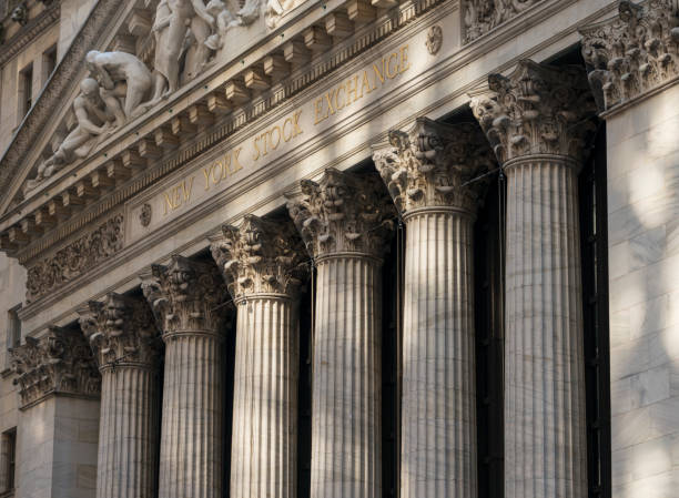 new york stock exchange - wall street new york stock exchange american flag manhattan financial district stock-fotos und bilder