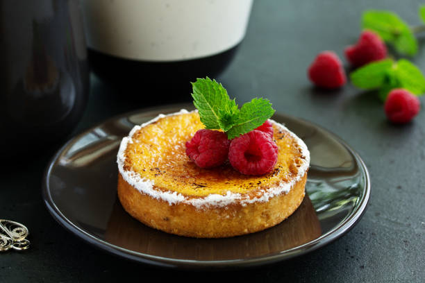 tart with ginger creme brulee. selective focus - creme brulee tart custard dessert imagens e fotografias de stock