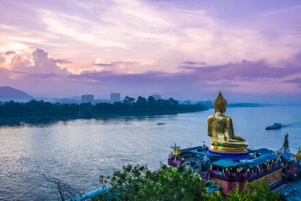 с видом на золотой треугольник и реку меконг - река меконг стоковые фото и изображения
