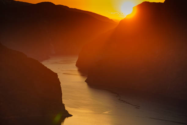 日没時のフィヨルドの風景、ノルウェー - aurlandfjord ストックフォトと画像