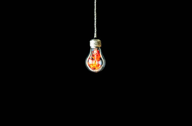 lámpara que cuelga en la cuerda. aislado sobre fondo negro. disparen adentro. nuevo concepto de idea. - lightener fotografías e imágenes de stock