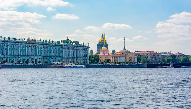 paisaje urbano de san petersburgo con catedral de san isaac, museo del hermitage y edificio del almirantazgo, rusia - almirantazgo san petersburgo fotografías e imágenes de stock