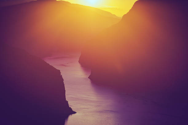 paysage de fjord au coucher du soleil, norvège - aurlandfjord photos et images de collection
