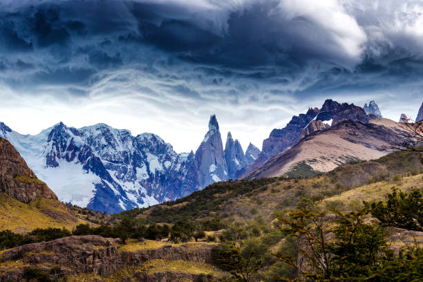 세로 토레를 둘러싼 거대한 폭풍 - cerro torre 뉴스 사진 이미지