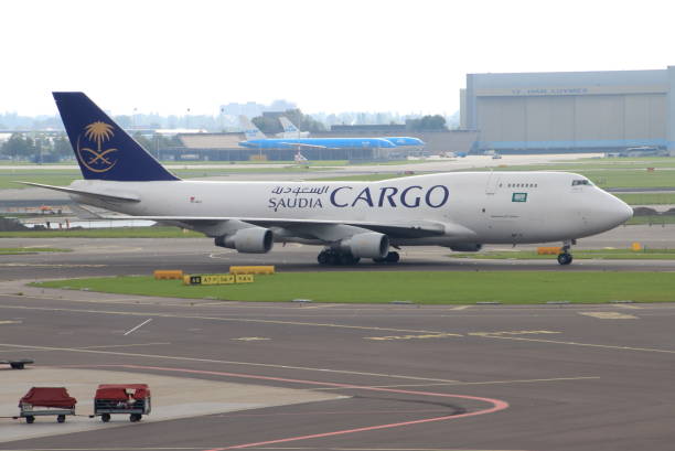 boeing 747 cargo, lotnisko schipol w amsterdamie - boeing boeing 747 airplane cargo container zdjęcia i obrazy z banku zdjęć