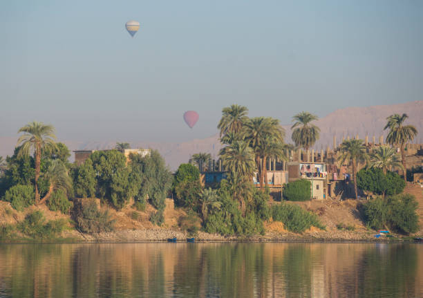 widok na nil w egipcie pokazujący luksor zachodniego brzegu z balonem na gorące powietrze - luxor west bank zdjęcia i obrazy z banku zdjęć