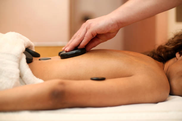 terapia kamieniami wulkanicznymi - massage therapist lastone therapy massaging spa treatment zdjęcia i obrazy z banku zdjęć