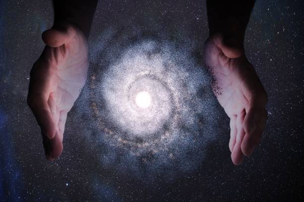 concept de créationnisme. les mains de dieu créent la galaxie dans l'univers. - origines photos et images de collection