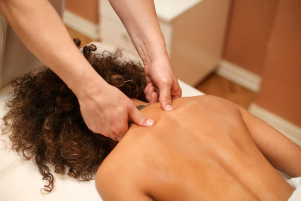 neck adjustment - massage table imagens e fotografias de stock