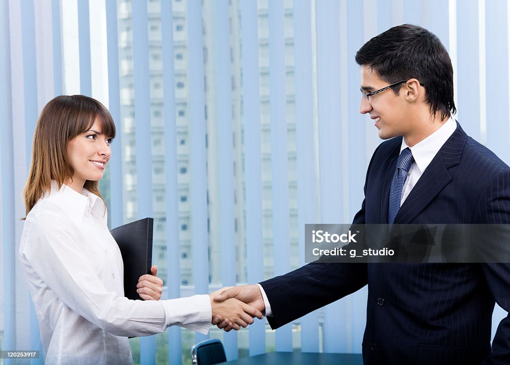 Dois empresários felizes ou empresário e cliente, no escritório - Royalty-free Abanar Foto de stock