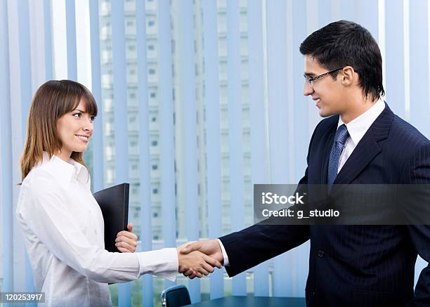 Dois Empresários Felizes Ou Empresário E Cliente No Escritório - Fotografias de stock e mais imagens de Abanar