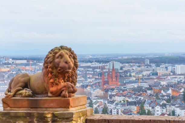 wiesbaden en hessen vista de alemania desde neroberg, en primer plano una estatua de un león, en el fondo una vista de la ciudad. - berlin germany facade day outdoors fotografías e imágenes de stock