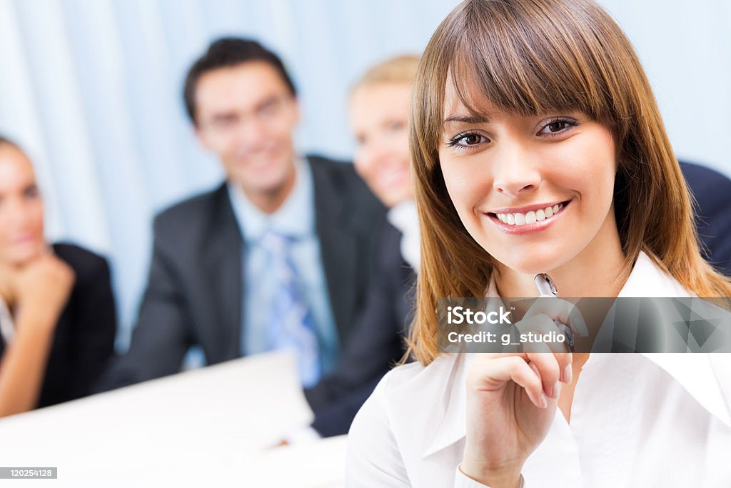 Ritratto di felice sorridente donna d'affari e i colleghi di ufficio - Foto stock royalty-free di Accordo d'intesa