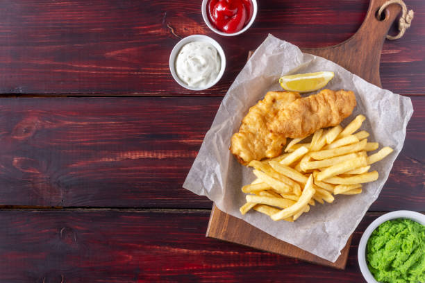 pescado y patatas fritas sobre un fondo de madera. comida rápida británica. recetas. aperitivo a la cerveza. cocina inglesa. - vertebrate european cuisine seafood saltwater fish fotografías e imágenes de stock