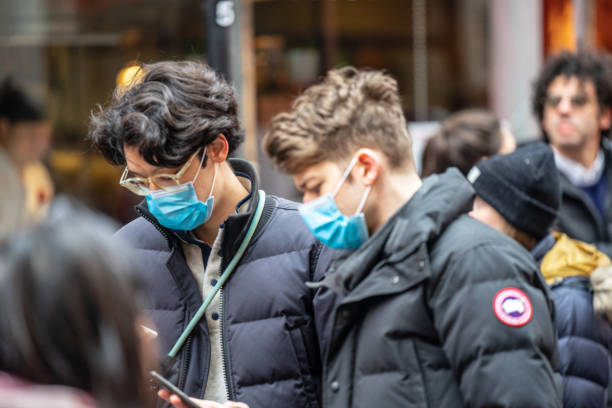 las personas que llevan máscaras faciales para protegerse a causa de la epidemia en china. enfoque selectivo. concepto de cuarentena de coronavirus. - fotografía temas fotografías e imágenes de stock