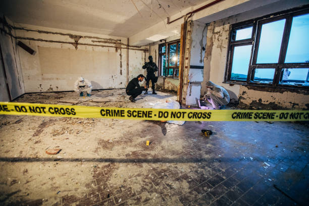 Detectives and forensic on a murder scene Detectives, SWAT police officer and forensics on murder crime scene collecting evidence evidence photos stock pictures, royalty-free photos & images
