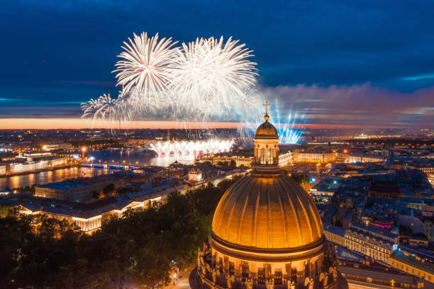 großes feuerwerk über dem wasser der newa in st. petersburg, siehe isaakskathedrale, admiralität, schlossbrücke, peter und paul festung. - romantic scene flash stock-fotos und bilder