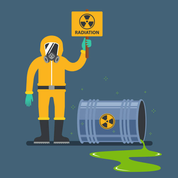 illustrations, cliparts, dessins animés et icônes de d'accidents avec des déchets nucléaires. homme dans une combinaison protectrice retenant un signe de rayonnement - chemical accident