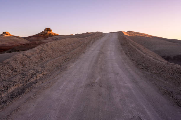 estrada arado em colina do deserto - cathedral - fotografias e filmes do acervo