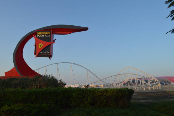 exteriadores do mundo ferrari , um parque de diversões em abu dhabi na ilha yas - roof of the world - fotografias e filmes do acervo