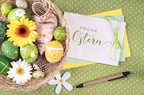 帶有文本"frohe ostern"的賀卡，在德語中意為復活節快樂。在格裡布紡織桌布上零浪費天然生態友好復活節裝飾。瓦勒盤， 雞蛋， 鮮花 - ostern 個照片及圖片檔