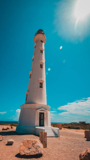 farol branco com flare de lente - boulevard sea water house - fotografias e filmes do acervo