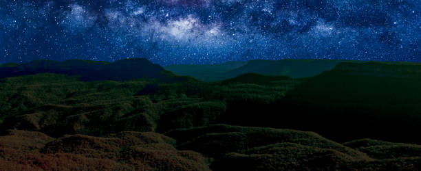 夜のブルーマウンテンズ - canyon blue mountain majestic ストックフォトと画像