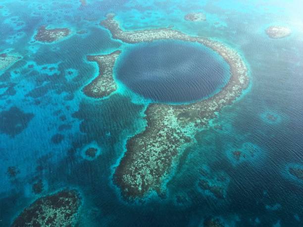 great blue hole - lighthouse reef imagens e fotografias de stock