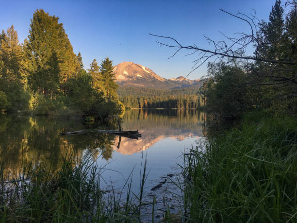 манзанита - manzanita lake стоковые фото и изображения