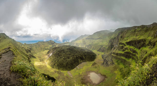 panorama del cratere del vulcano la soufriere con cono di tuffo nascosto nel verde, saint vincent e le grenadine - sleeping volcano foto e immagini stock