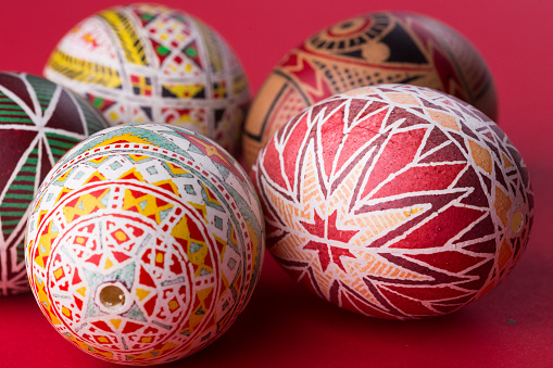 feliz tarjeta de Pascua. hermoso huevo de Pascua Pysanka hecho a mano - ucraniano tradicional sobre un fondo rojo