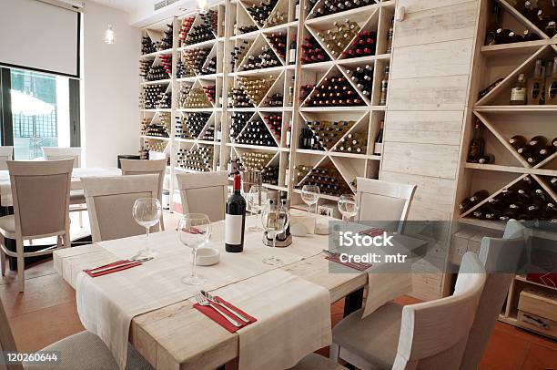 Tabla Con Gafas En El Bar De Vinos Foto de stock y más banco de imágenes de Restaurante - Restaurante, Tienda de bebidas alcohólicas, Interior